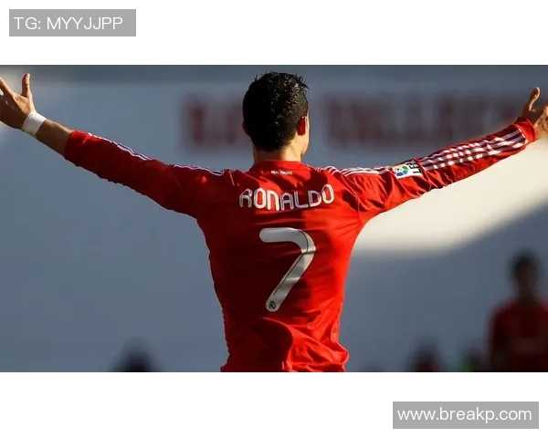 足球明星高清照片分享领略球场风采与魅力瞬间